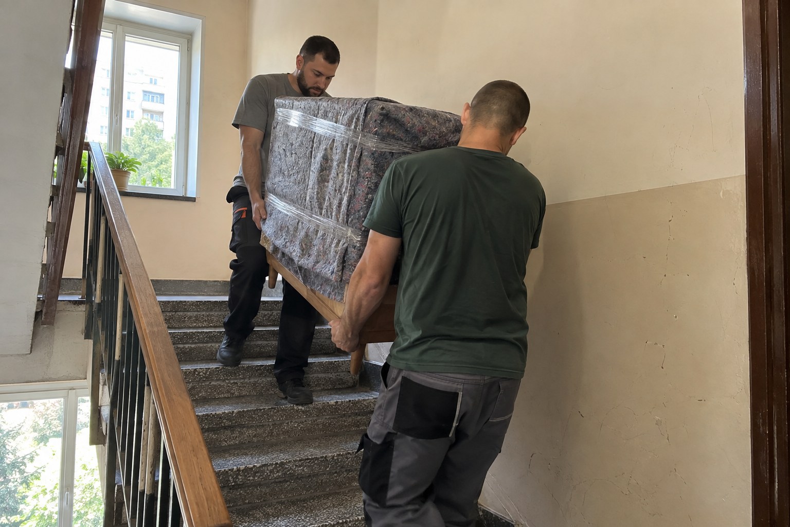 Хамали пренасят защитена мебел по стълби